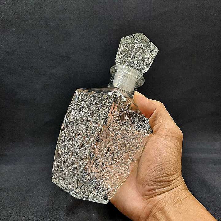 Chai thủy tinh đựng rươu 500ml cao cấp mẫu Vuông Vát Đáy hoa văn nổi– Chưng bàn ăn sang trọng