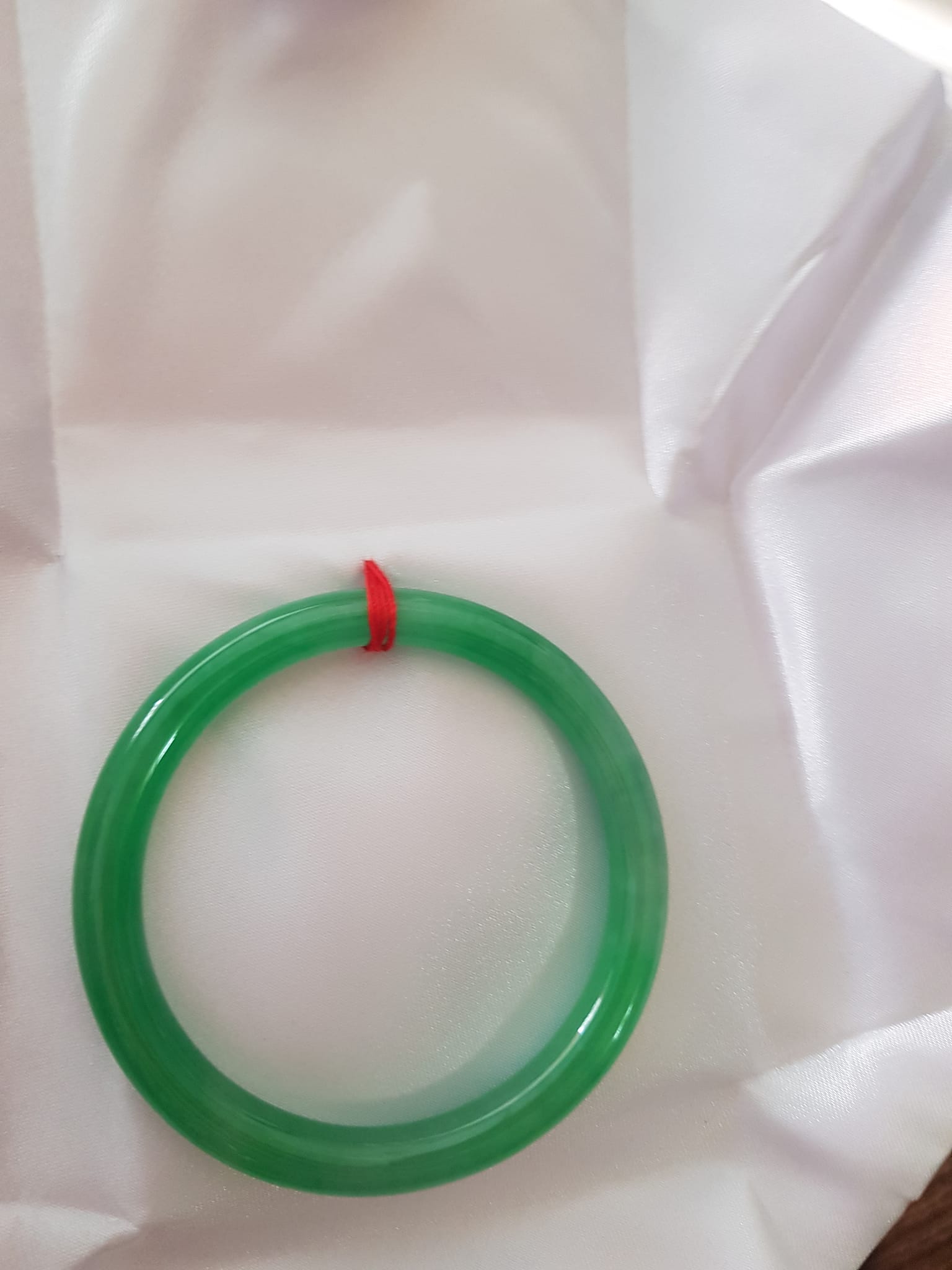 Vòng cẩm thạch Lý T 54mm x Dầy 7mm Màu Xanh lá tươi bóng mảnh khảnh đẹp hợp Nữ mệnh Mộc Hỏa 53kg - 62kg đeo ạ