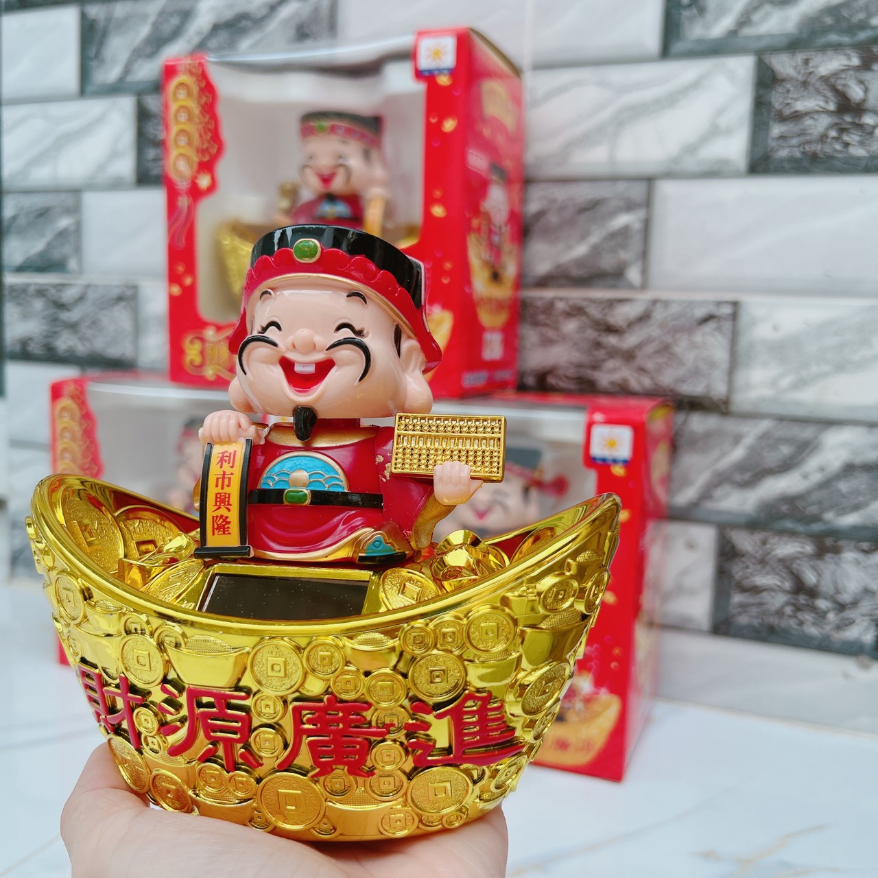 Thần tài áo đỏ ngồi trên ngân lượng phong thủy, gật đầu bằng năng lượng mặt trời gồm 3 mẫu may mắn cho mọi người