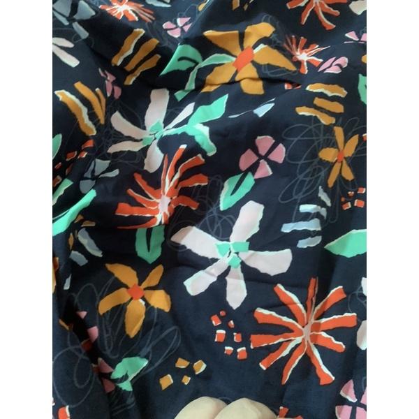 Vải thô hoa nhiều màu nền tím than