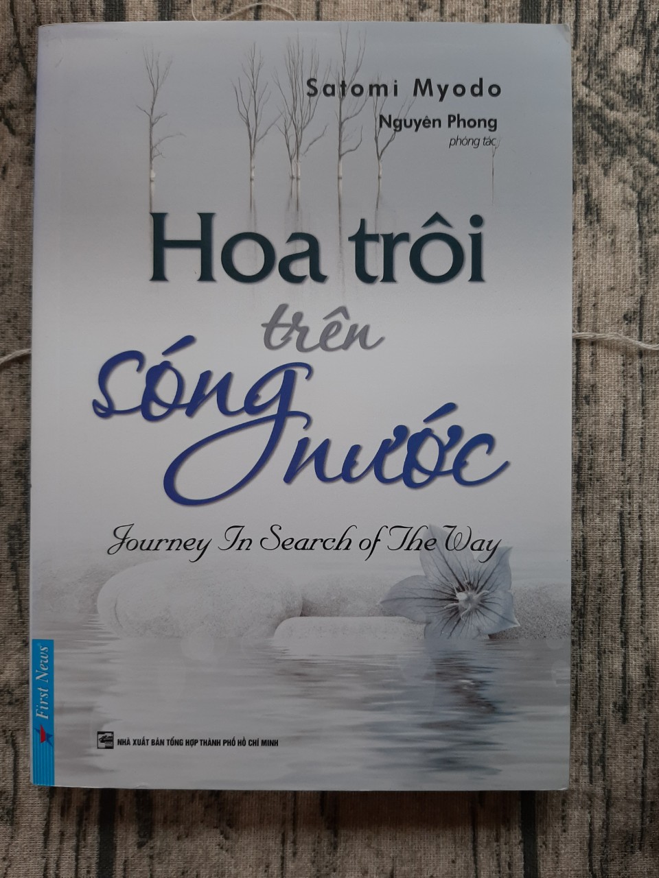 Hoa Trôi Trên Sóng Nước