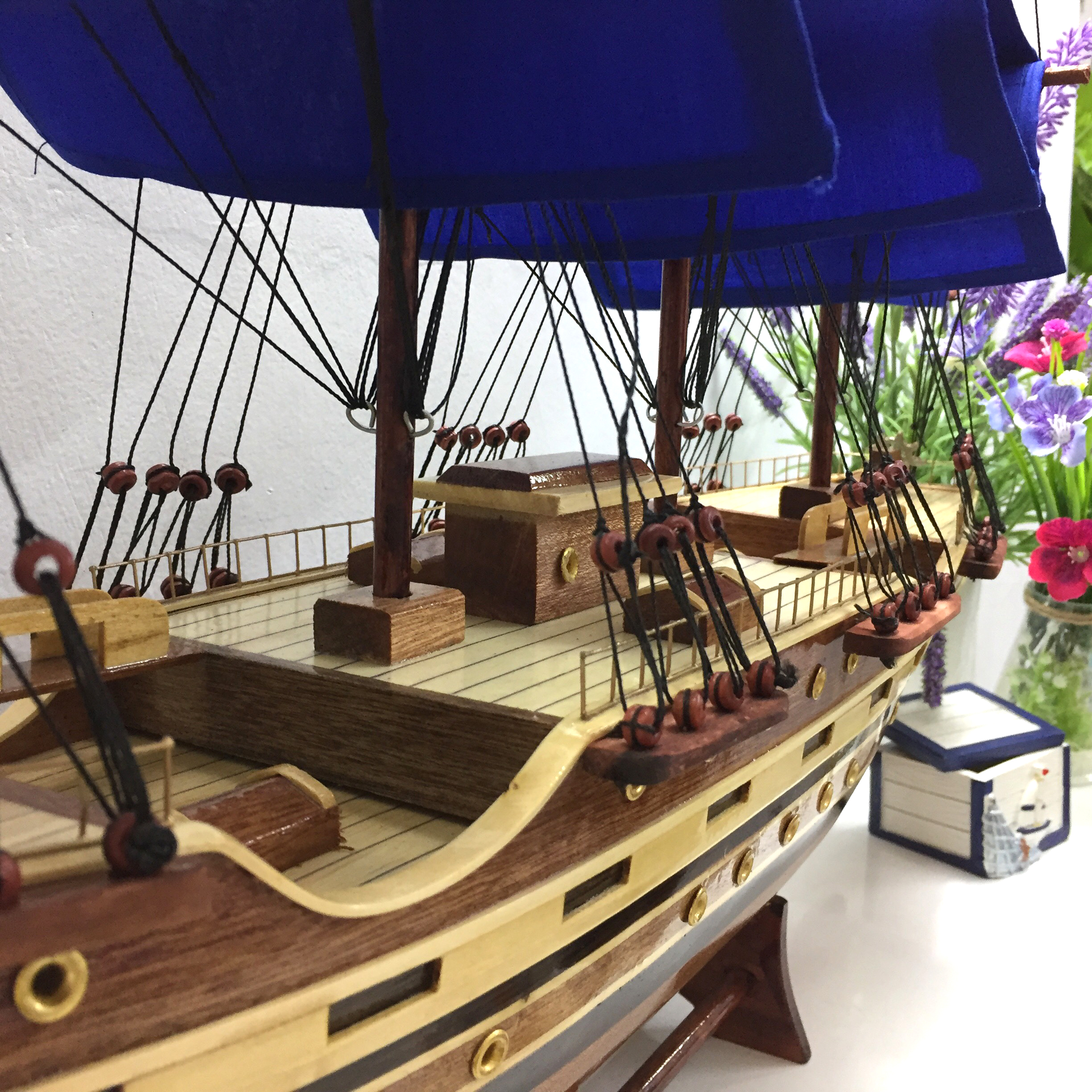 [Dài 77cm] Mô hình tàu thuyền gỗ France II trang trí nhà cửa quà tặng tân gia - Thân tàu 60cm - Buồm vải xanh - Gỗ tự nhiên
