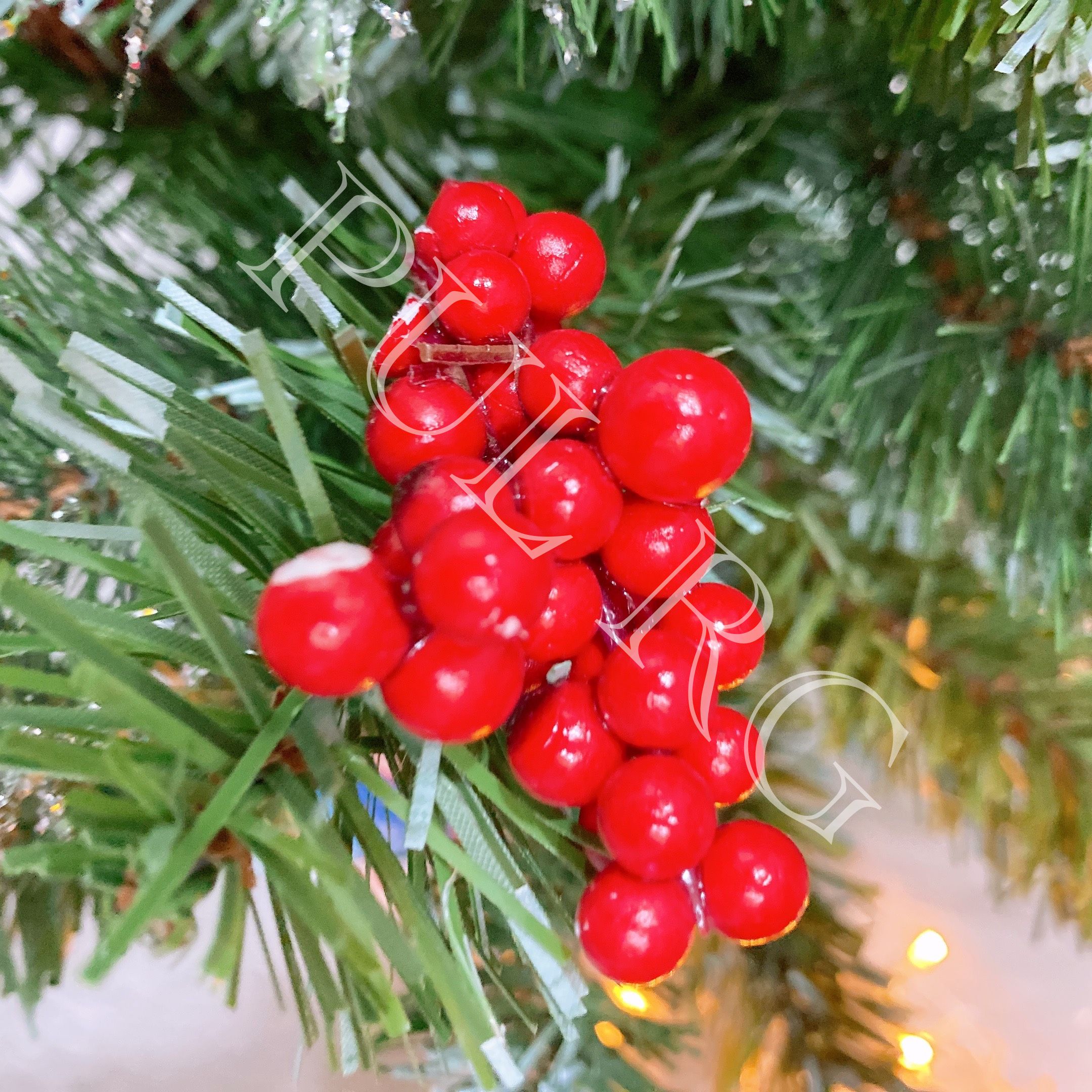 Cây thông noel mini để bàn 3 loại lá có gắn phụ kiện trang trí cây thông giáng sinh đế bọc vải đỏ có ngôi sao đỉnh màu đỏ cực xinh xắn