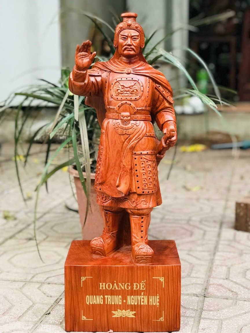 Tượng hoàng đế quang trung ,nguyễn huệ bằng gỗ hương đá kt cao 60×22×17cm