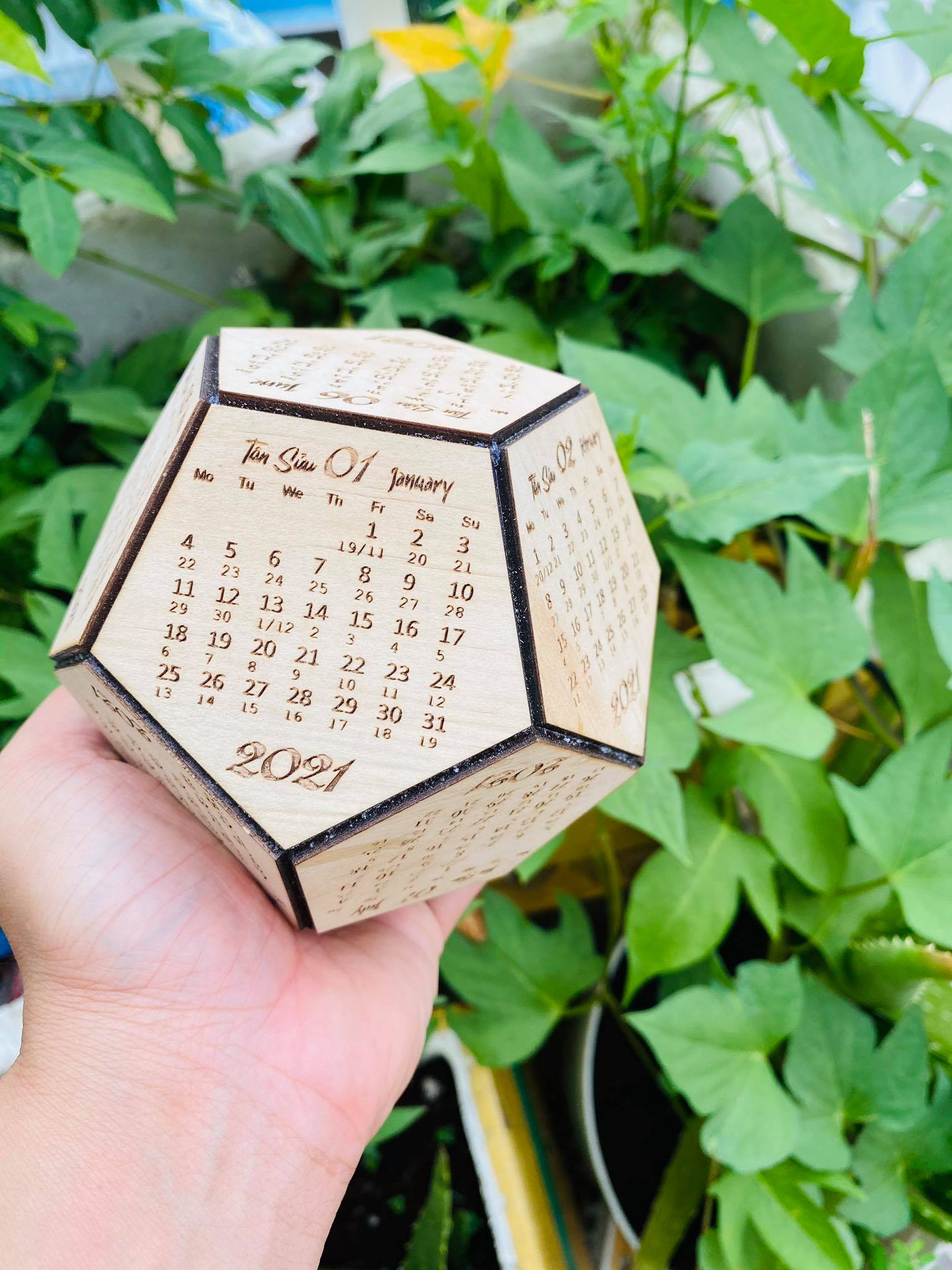 Lịch gỗ để bàn 2021