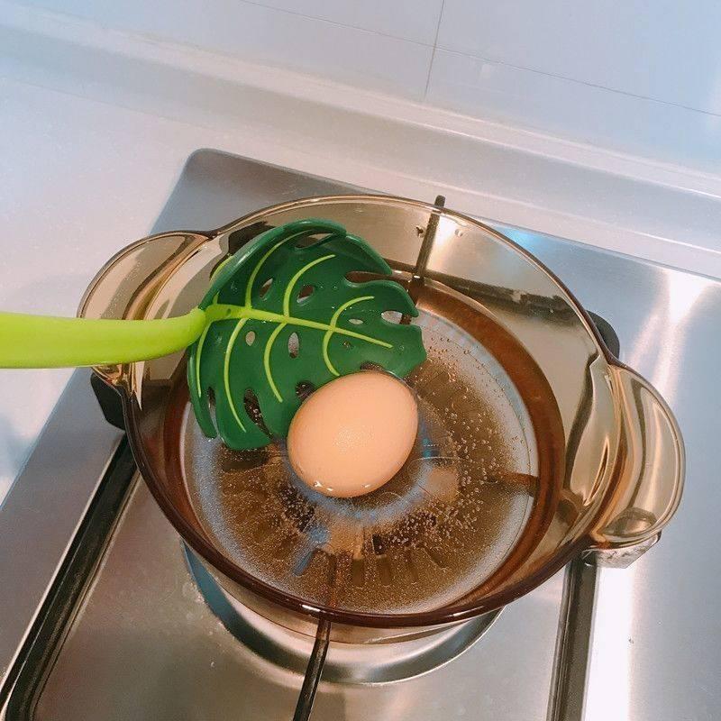 Muôi muỗng múc canh hình chiếc lá - Muỗng vớt mì cán dài tiện lợi - Vá múc canh ăn lẩu có lỗ lọc thức ăn 2in1