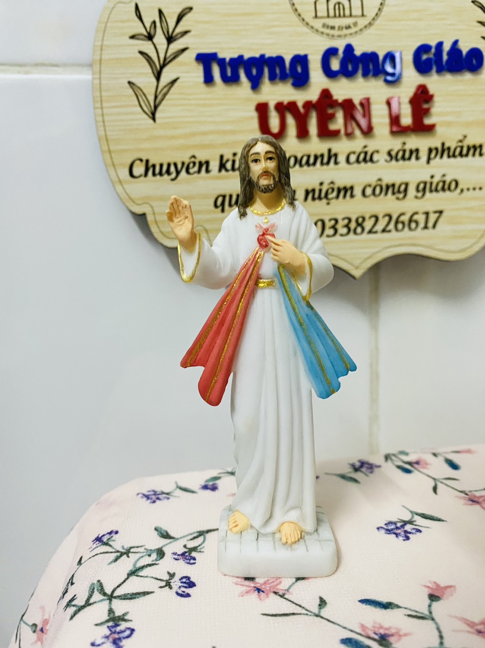 Tượng gốm sứ Chúa Thương Xót 10cm màu để bàn, để ô tô Victoria - Quà tặng Công Giáo