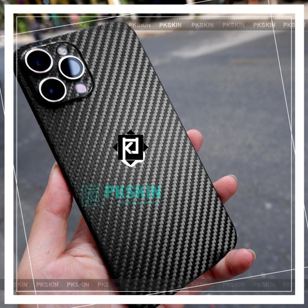 Miếng dán vân nổi carbon dành cho iPhone 12 ,12 pro ,12 pro max ,12 mini , iphone 13 ,13 pro , 13 pro max