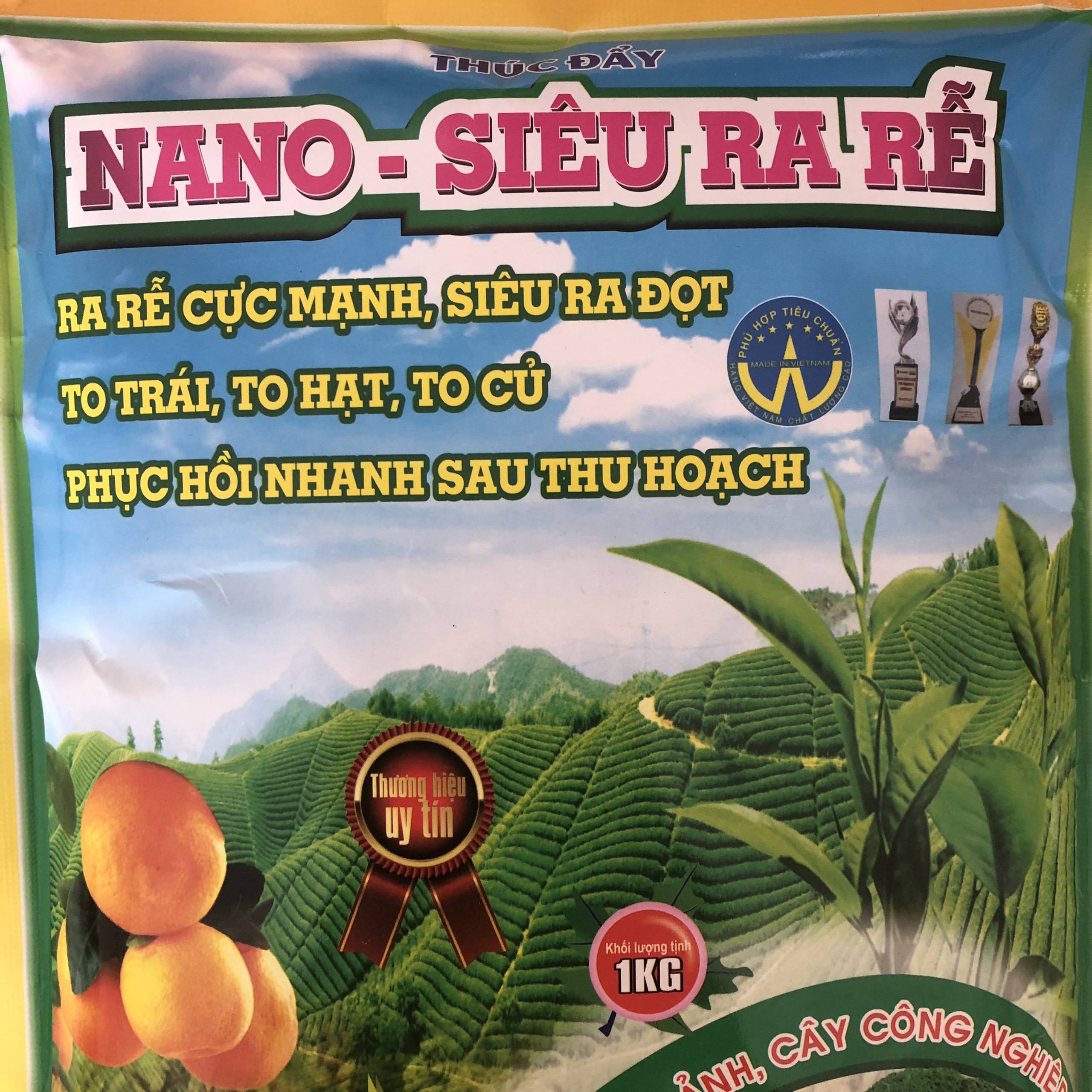 Phân bón vi sinh Siêu ra rễ, ra đọt, to củ, to quả, chắc hạt theo công nghệ vi sinh mới nhất, giúp giảm 35-40% lượng phân bón mang lại hiệu quả kinh tế cao