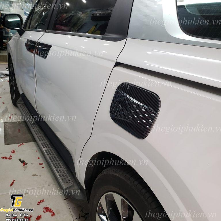 Ốp nắp bình xăng Kia Carnival 2022 vân Carbon