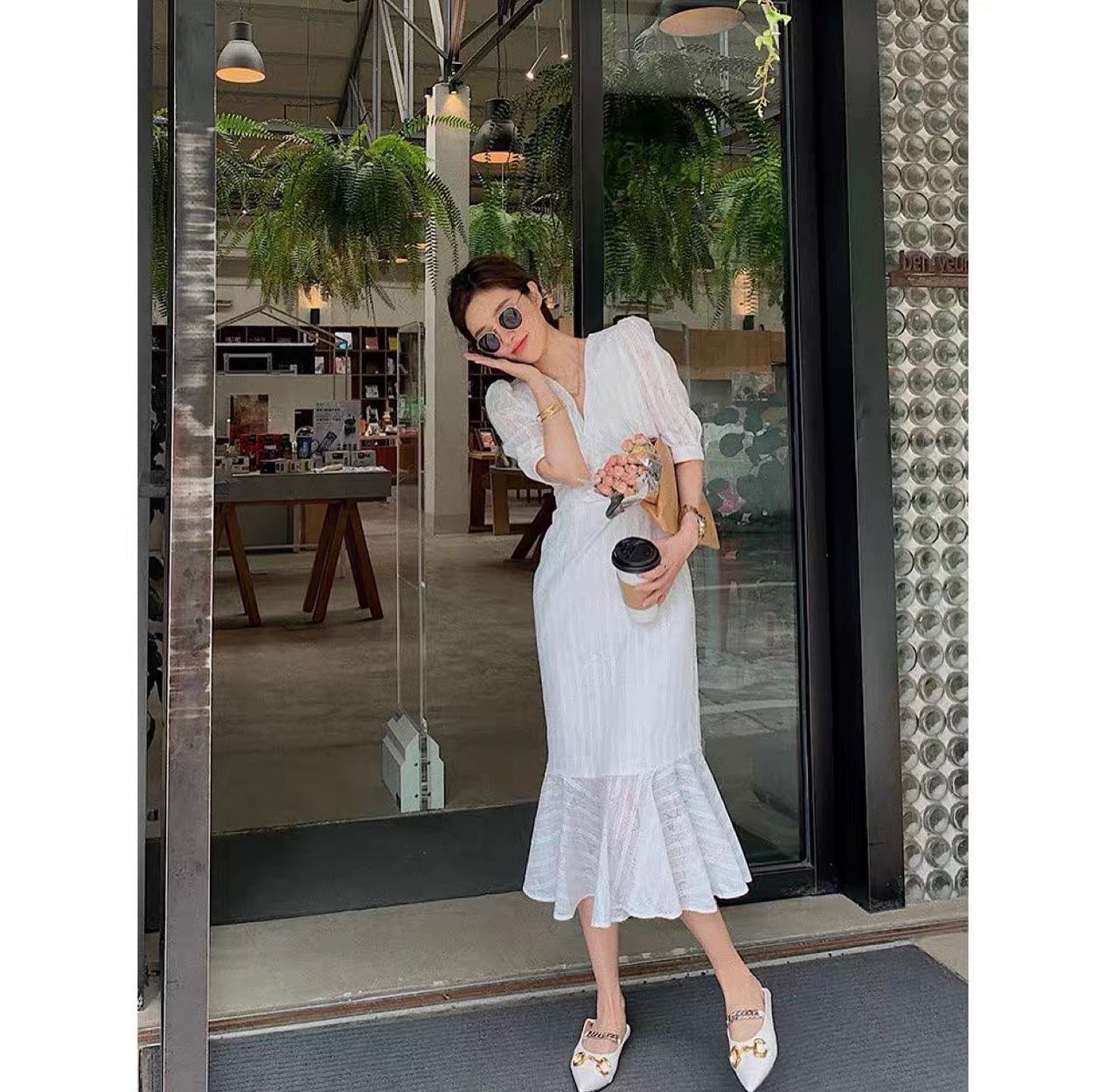 Đầm trắng midi chân bèo cổ V tay phồng