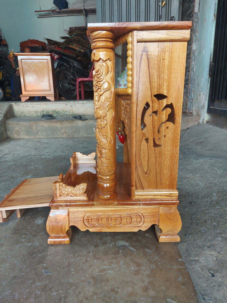 Bàn thờ thần tài ông địa,có hộp đèn,cột và ngăn kéo dày 61 x98 cm