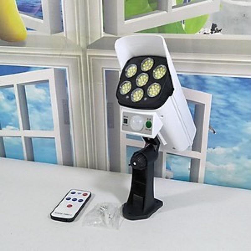 Đèn năng lượng mặt trời giả camera chống trộm tự động bật tắt