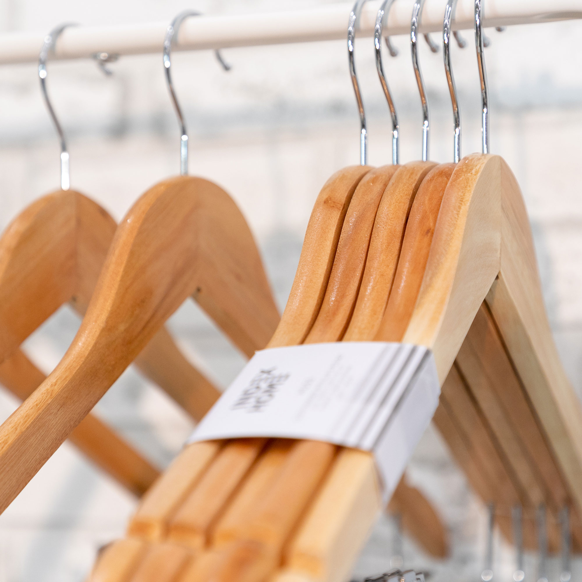 Móc kèm kẹp treo quần áo HUSS chất liệu gỗ và kim loại | Index Living Mall - Phân phối độc quyền tại Việt Nam