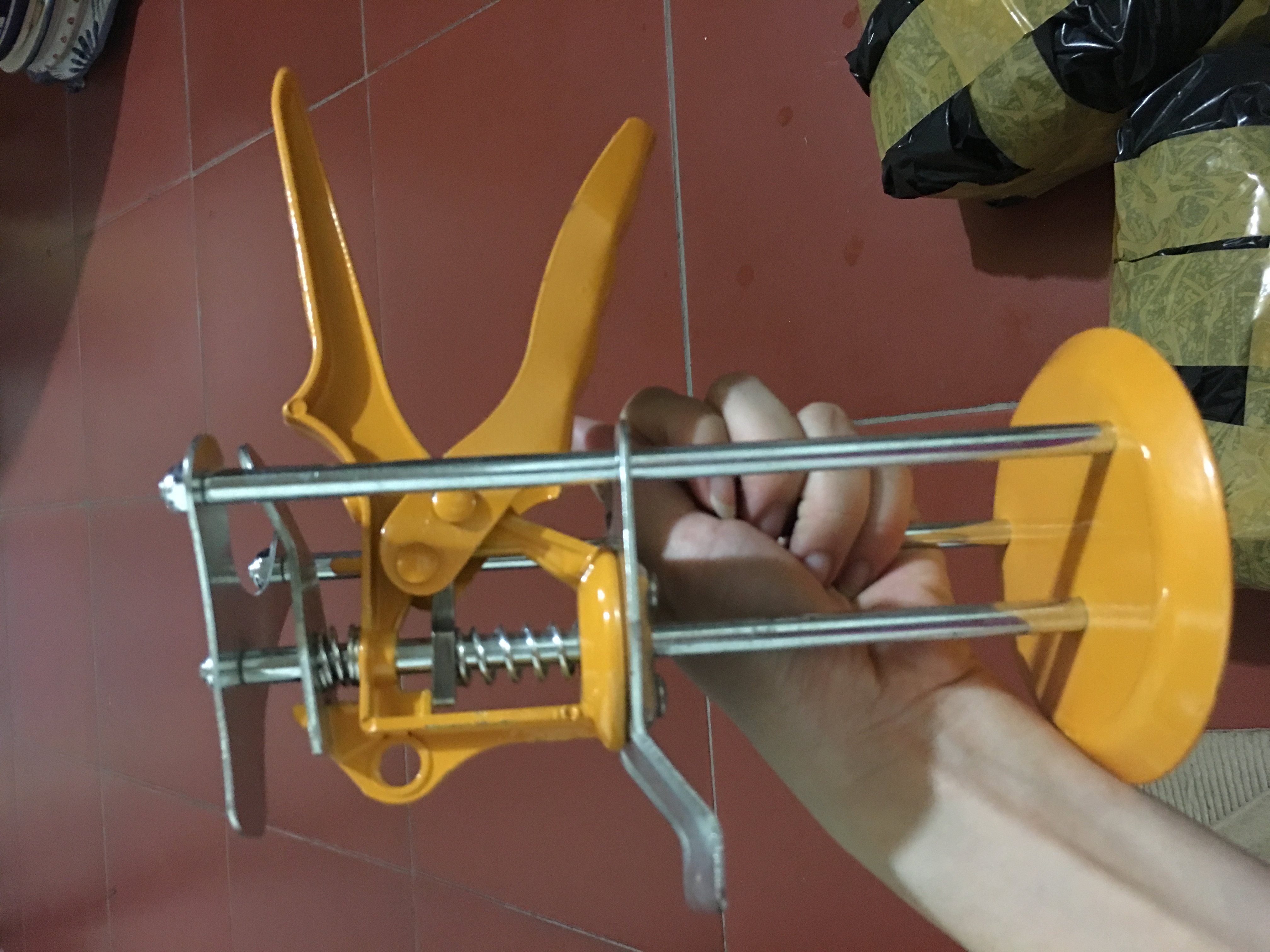 Con đội gạch, kích nâng gạch lấy cốt gạch 3 trụ loại 1 nặng gần 600g