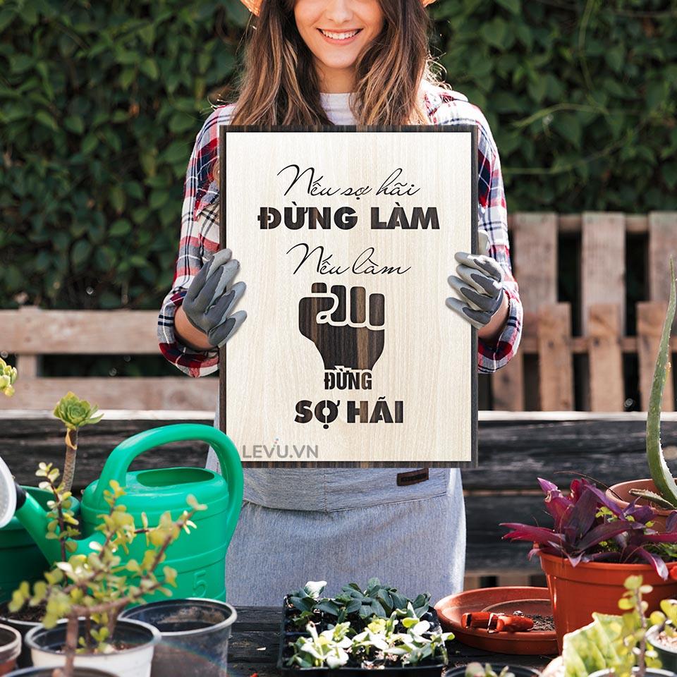 Tranh gỗ trang trí LEVU LV020 "Nếu sợ hãi đừng làm nếu làm đừng sợ hãi"