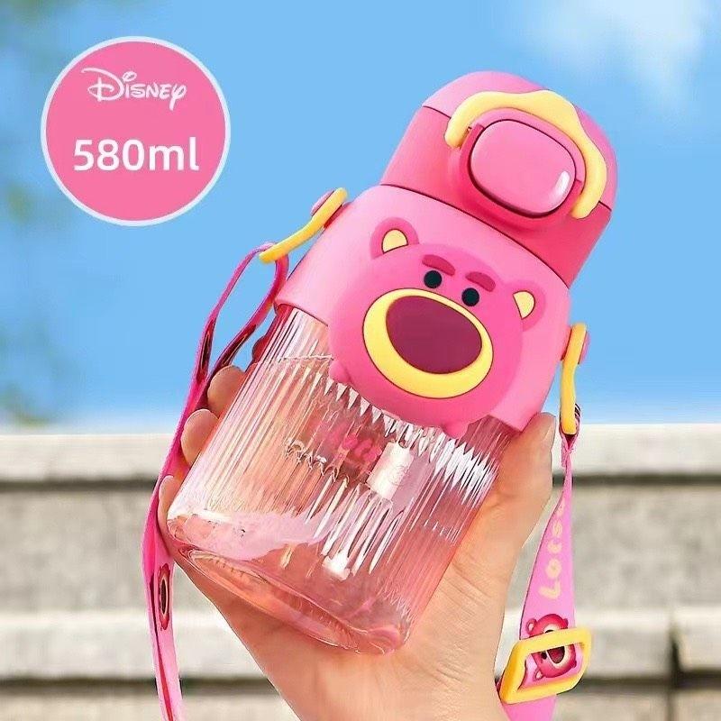 Bình Nước Hang DlSNEY siêu đẹp. Hình nổi bấm kêu chút chít. 2in1 : đầu ống hút và uống trực tiếp, có dây đeo .