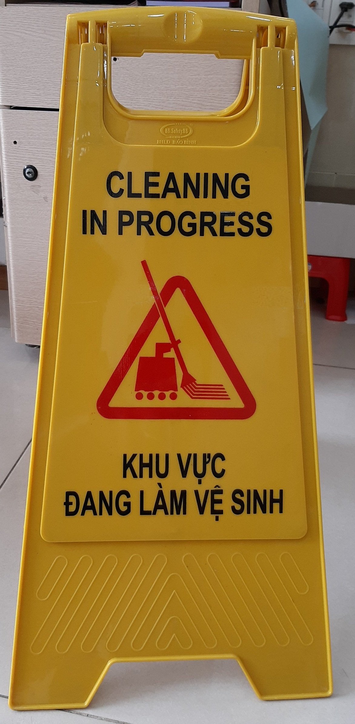 Bảng biển cảnh báo Cao 63cm x đáy 30cm x đỉnh 20cm.