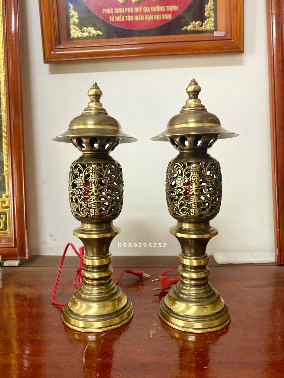 Đôi đèn thờ cắm điện bằng đồng vàng cao 45cm màu 2 công nghệ