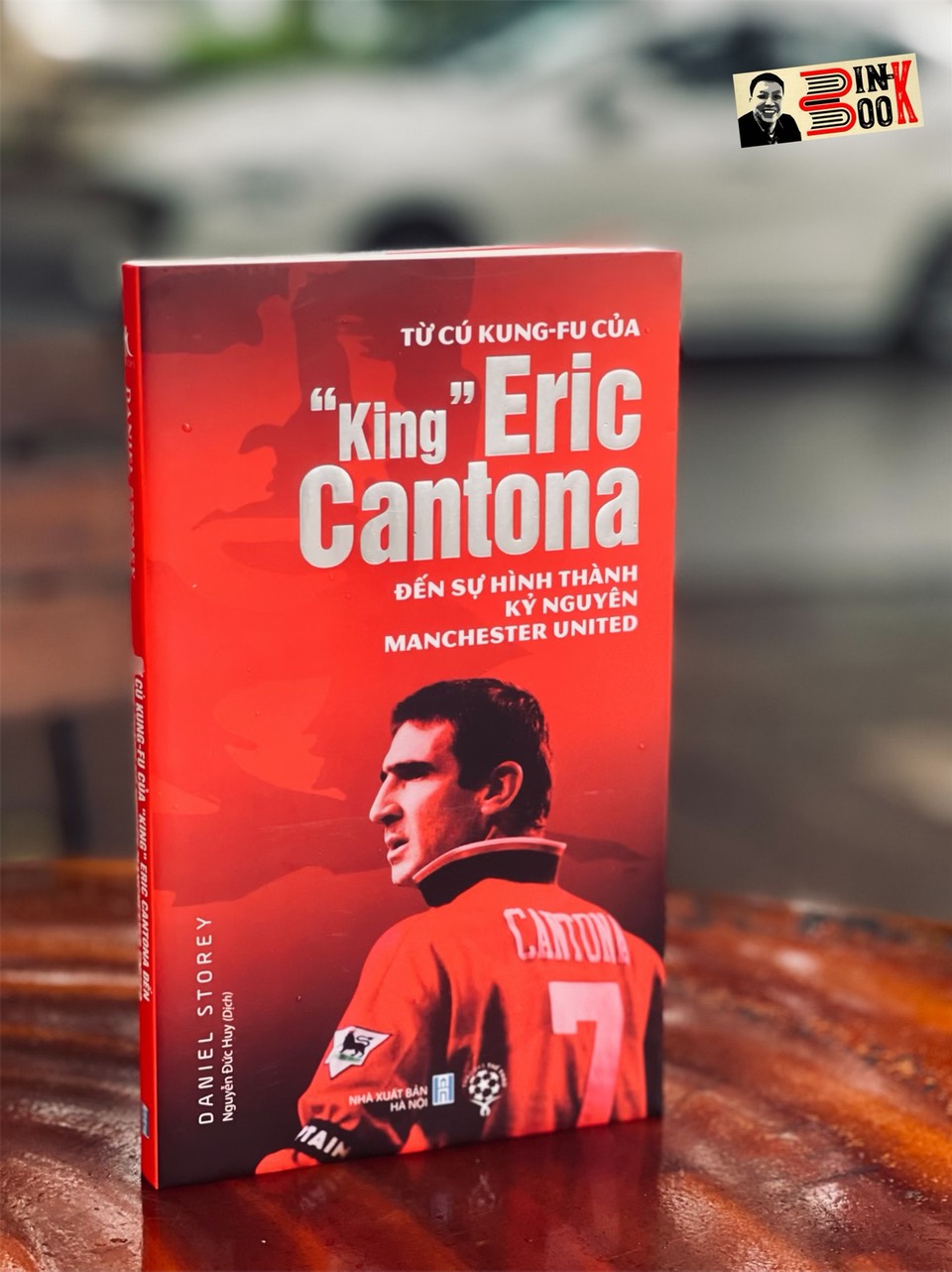 TỪ CÚ KUNG-FU CỦA "KING" ERIC CANTONA ĐẾN SỰ HÌNH THÀNH KỶ NGUYÊN MANCHESTER UNITED – Daniel Storey - Nguyễn Đức Huy - THBooks – NXB Hà Nội (Bìa mềm)