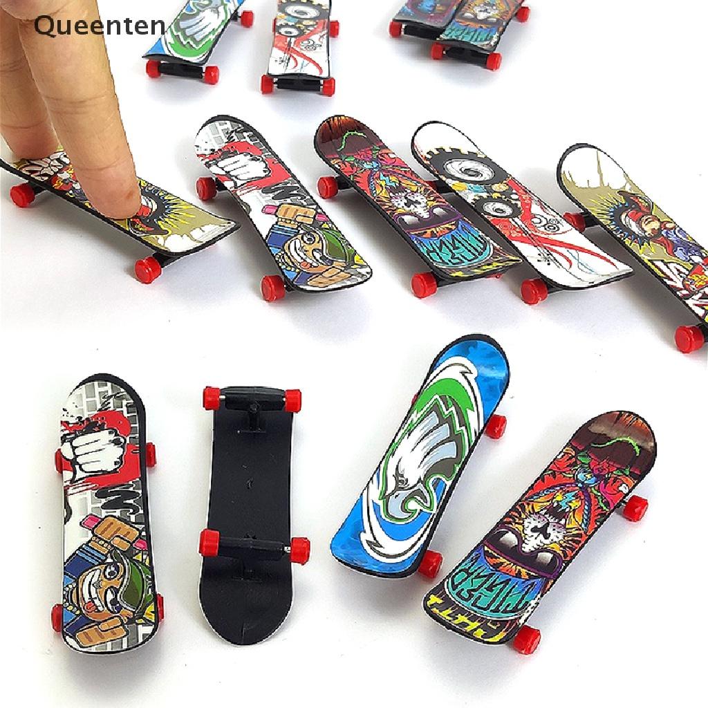 Queenten 1x Mini Finger Skateboard Plastic Finger Skate Scooter Boys Mini Skateboard Toy QT