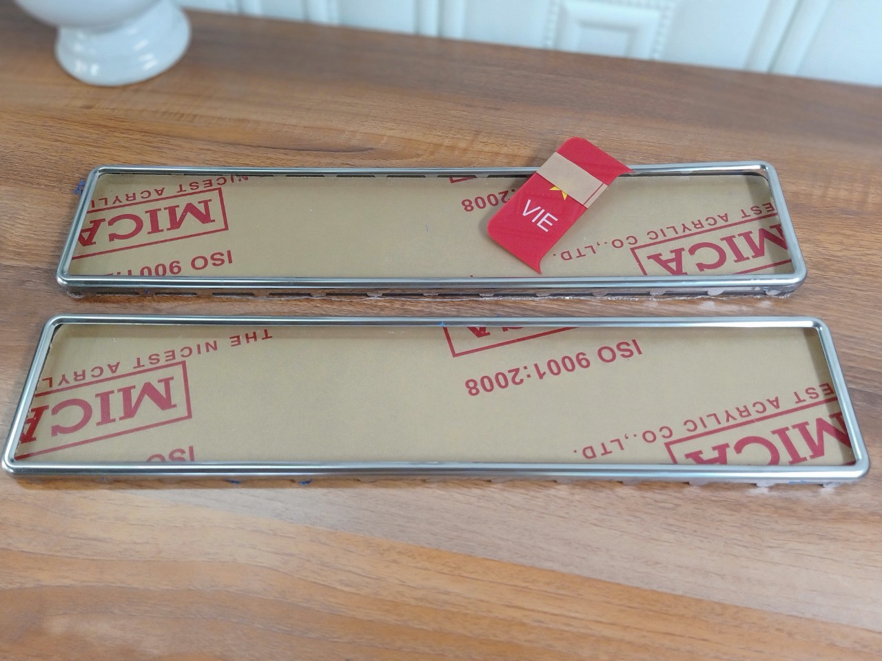 Khung biển số xe ô tô có hình lá cờ in UV khung inox tự lắp tại nhà