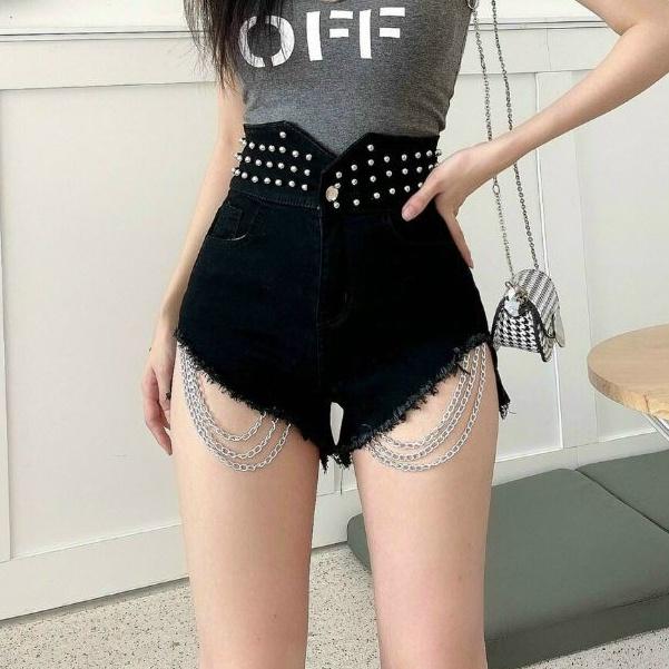 Quần đùi lưng cao đính cườm phối dây xích cá tính
