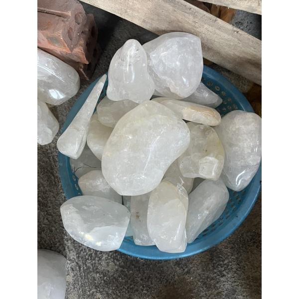 Đá phong thủy trấn trạch thạch trong suốt nặng 1.2 kg