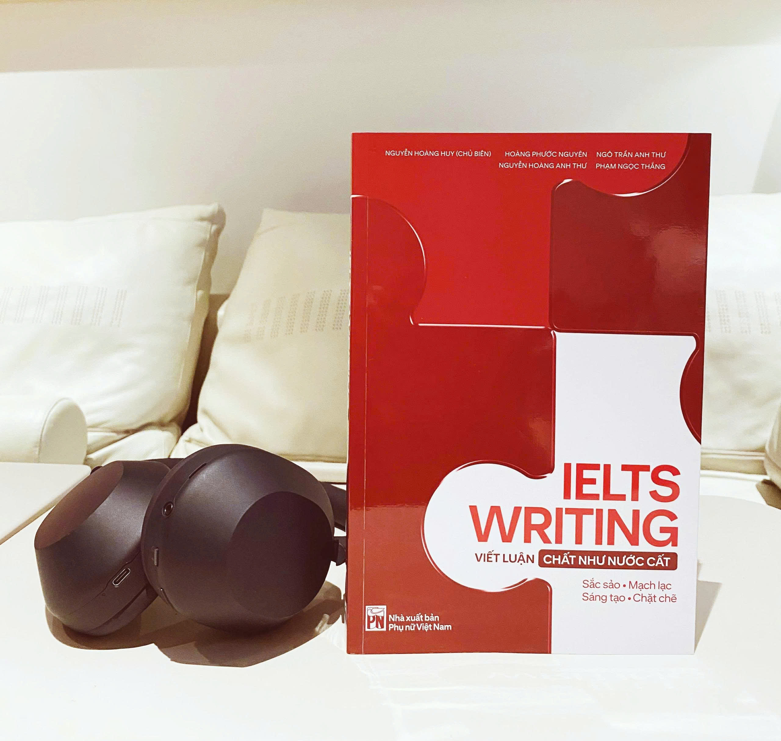 Sách IELTS Writing: Viết Luận “Chất Như Nước Cất”