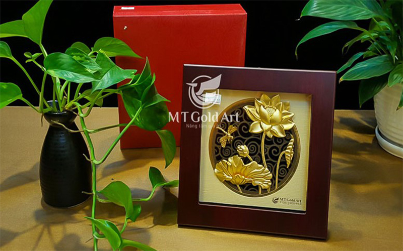 Tranh hoa sen chuồn chuồn dát vàng 24k (20x20cm) MT Gold Art- Hàng chính hãng, tranh trang trí nhà cửa, quà tặng dành cho sếp, đối tác, khách hàng, sự kiện.