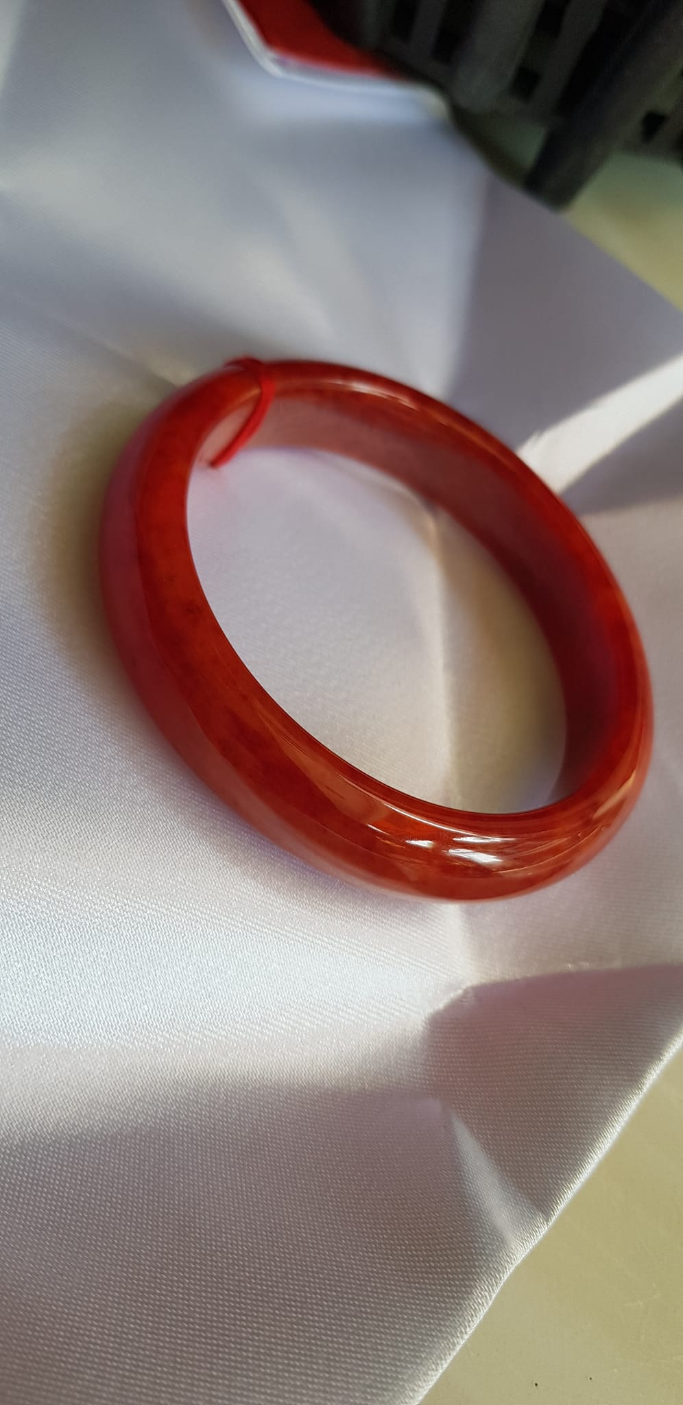 Vòng Cẩm Thạch mới Bản Hẹ Đỏ 62mm x cao 13,5mm x dầy 8,5mm màu đỏ bóng đều đẹp nữ mệnh hỏa mệnh thổ đeo hợp Nữ 68kg - 80kg đeo ạ