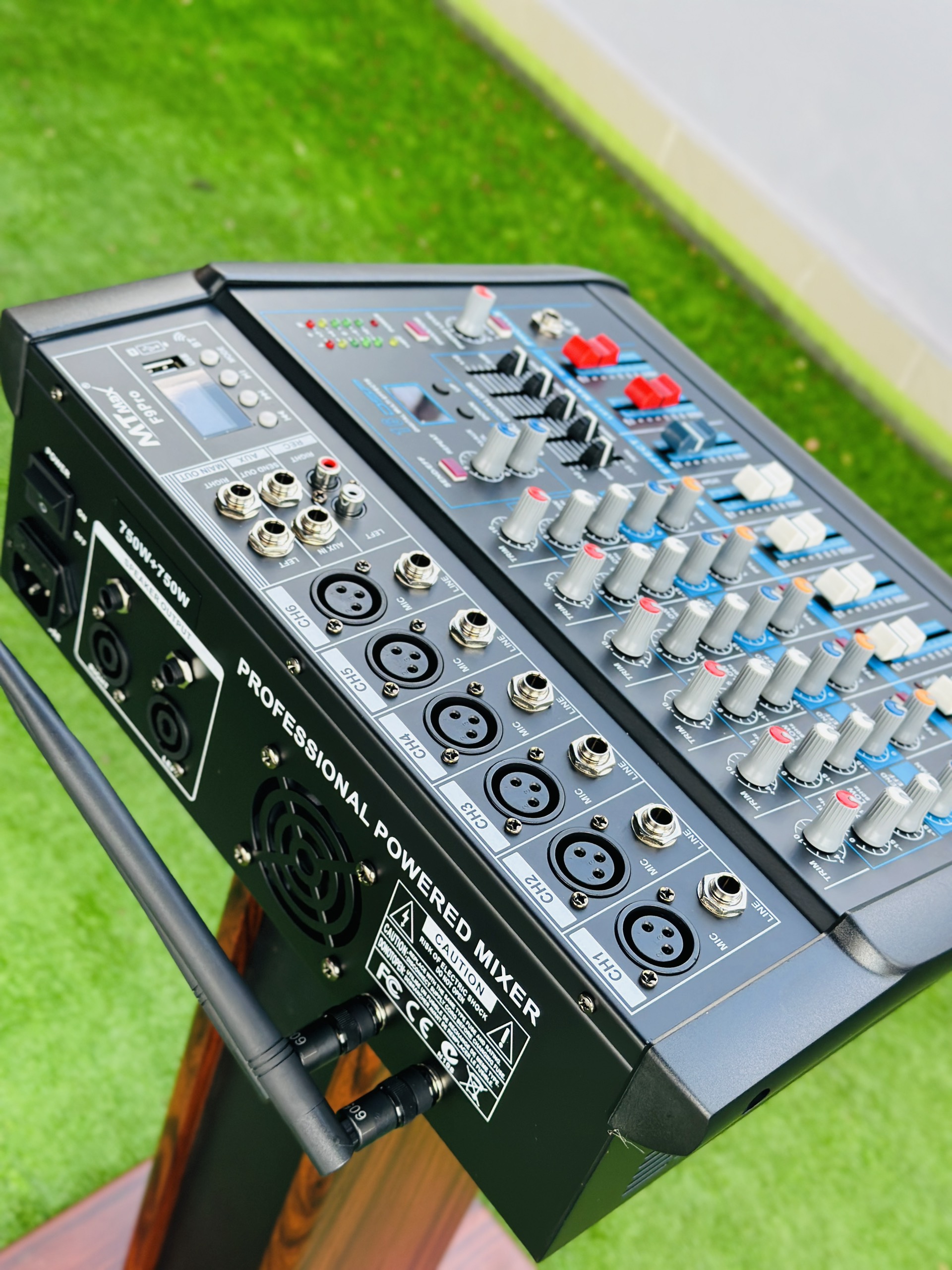 Hình ảnh Mixer MTMax F9 Pro liền công xuất chuyên nghiệp tích hợp nhiều chức năng EQ reverb delay echo 16 chế độ kèm 2 micro không dây hàng chính hãng