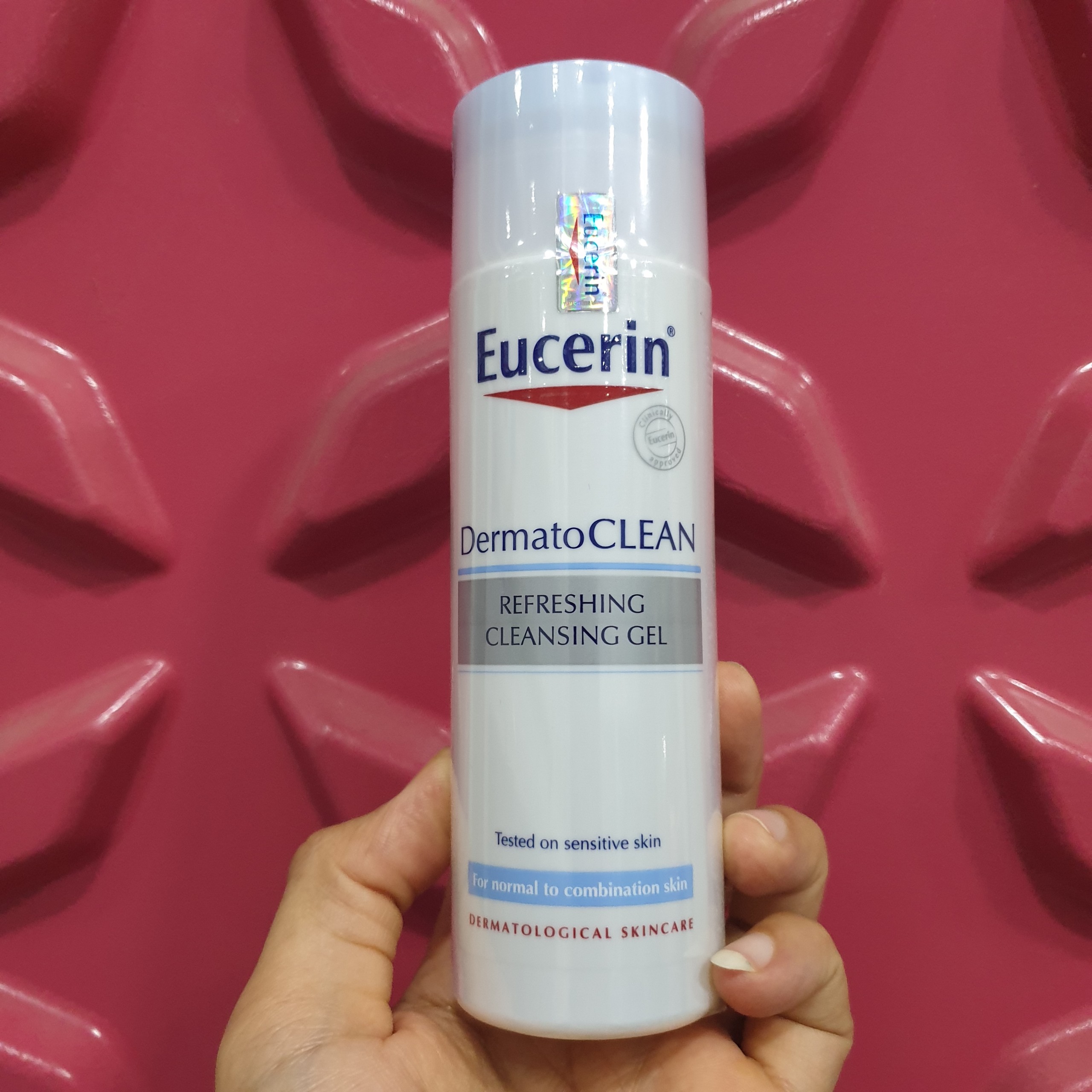 Sữa rửa mặt dành cho da nhạy cảm Eucerin DermatoClean Cleansing Gel 200ml + tặng Bọt biển rửa mặt