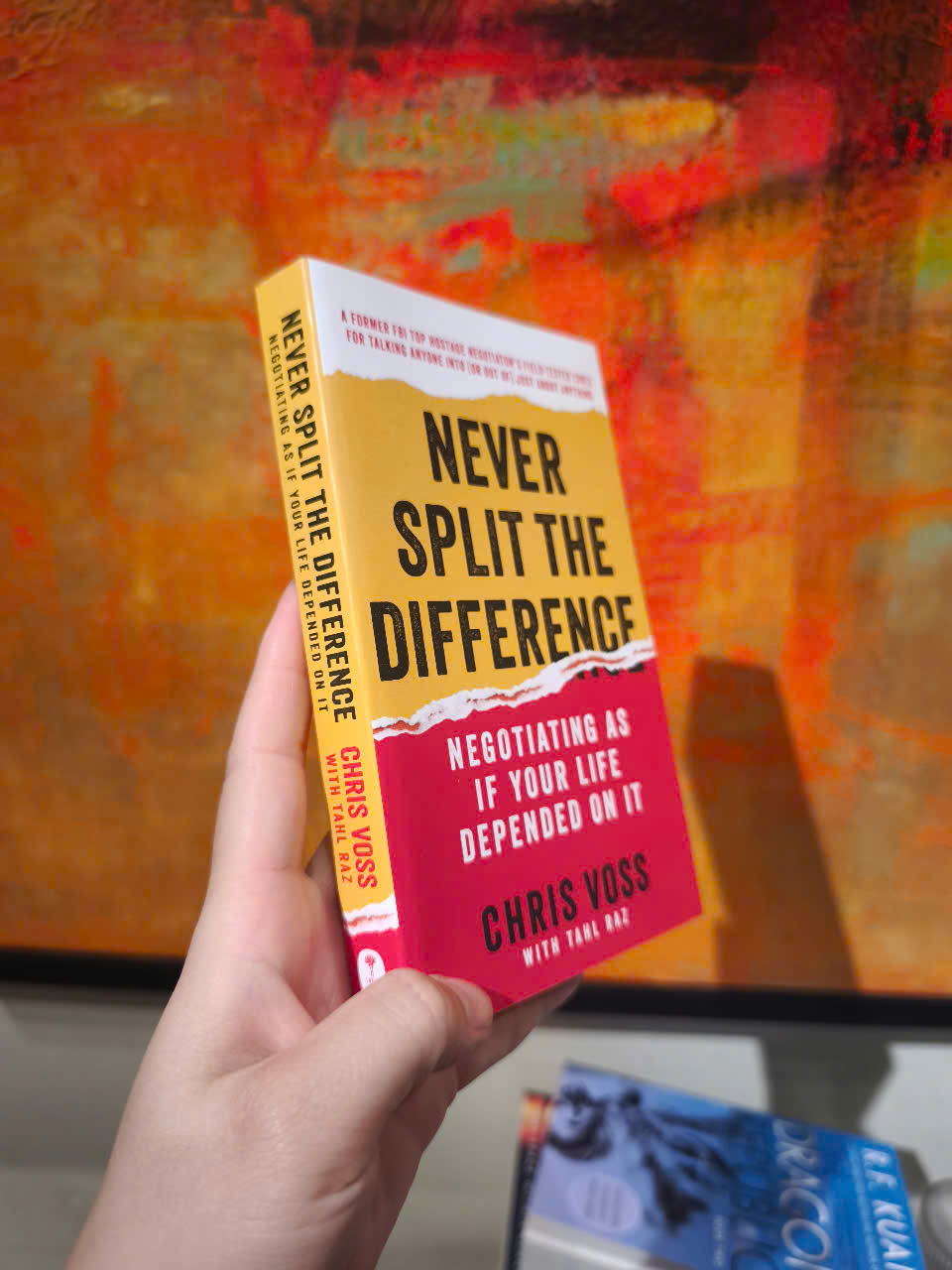 Sách - Never Split the Difference: Negotiating As If Your Life Depended On It by Chris Voss - Mass Market Paperback US - Ngoại văn nhập khẩu