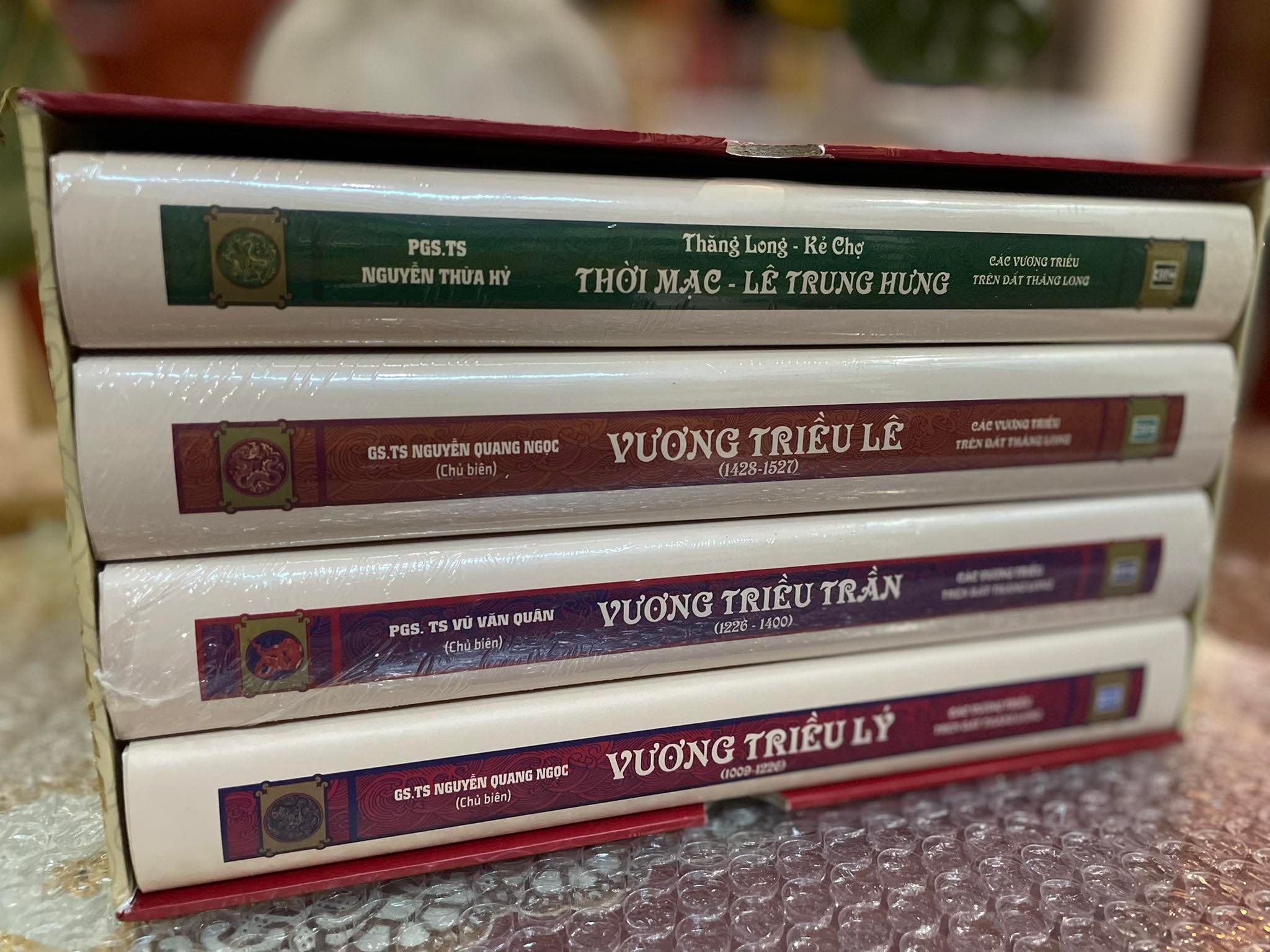 BỘ SÁCH “CÁC VƯƠNG TRIỀU TRÊN ĐẤT THĂNG LONG” (4 CUỐN). BẢN IN GIỚI HẠN BÌA CỨNG CÓ HỘP 