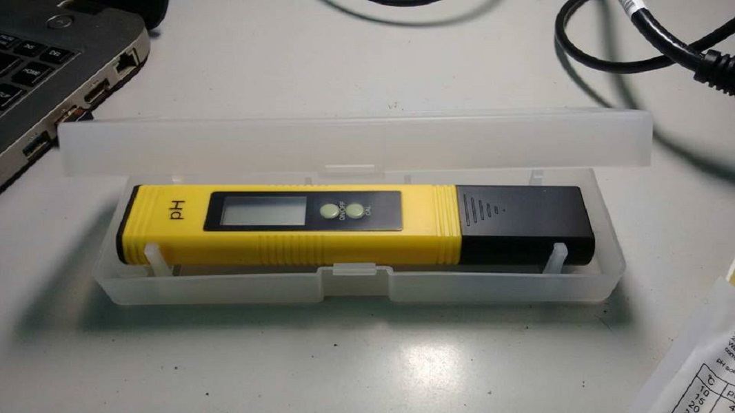 1 bút đo độ pH: PH-02 Auto hiệu chuẩn và 1 cặp HYDROUMAT F