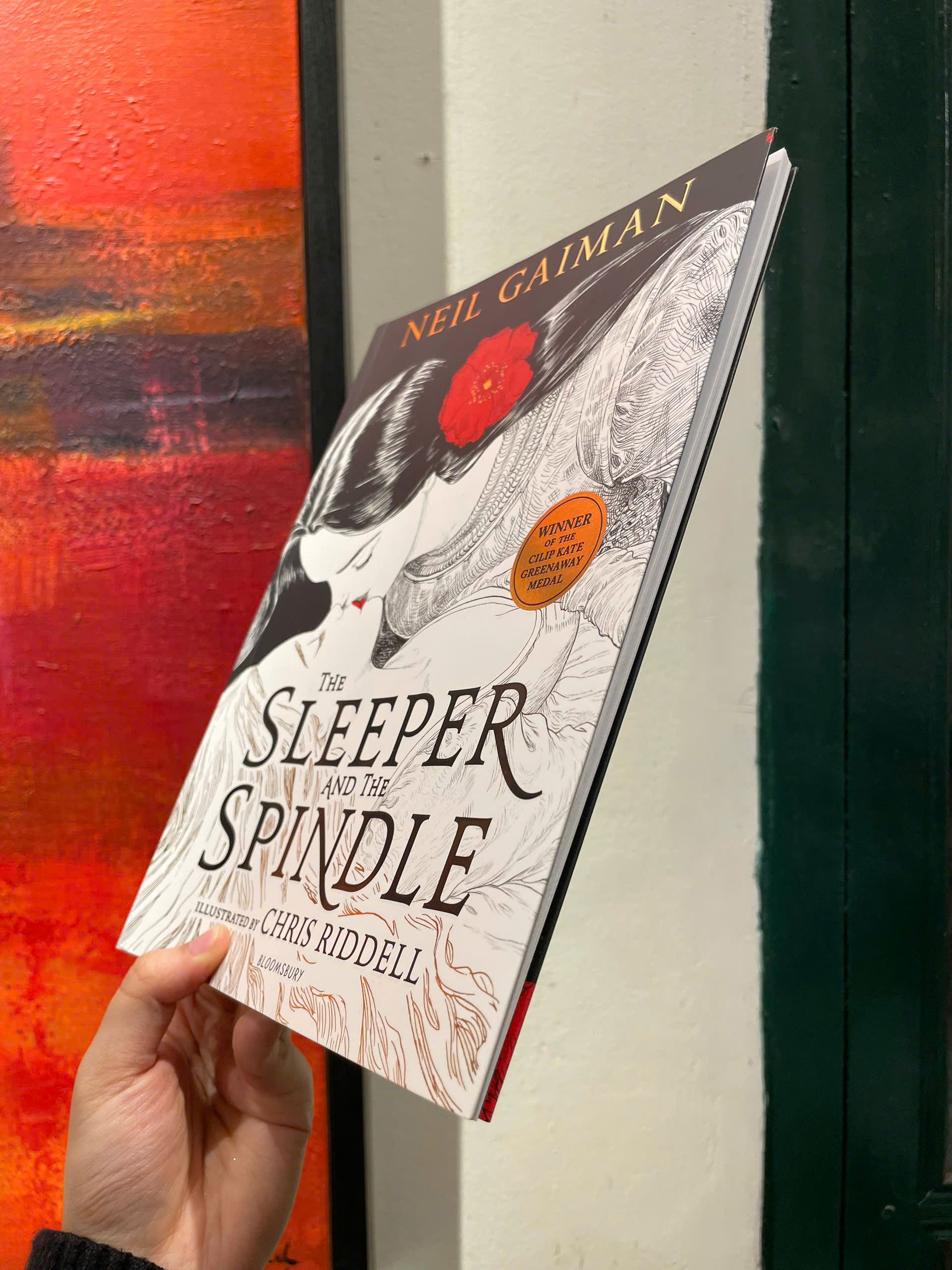 Sách - The Sleeper and the Spindle: WINNER OF THE CILIP KATE GREENAWAY MEDAL 2016 by Neil Gaiman