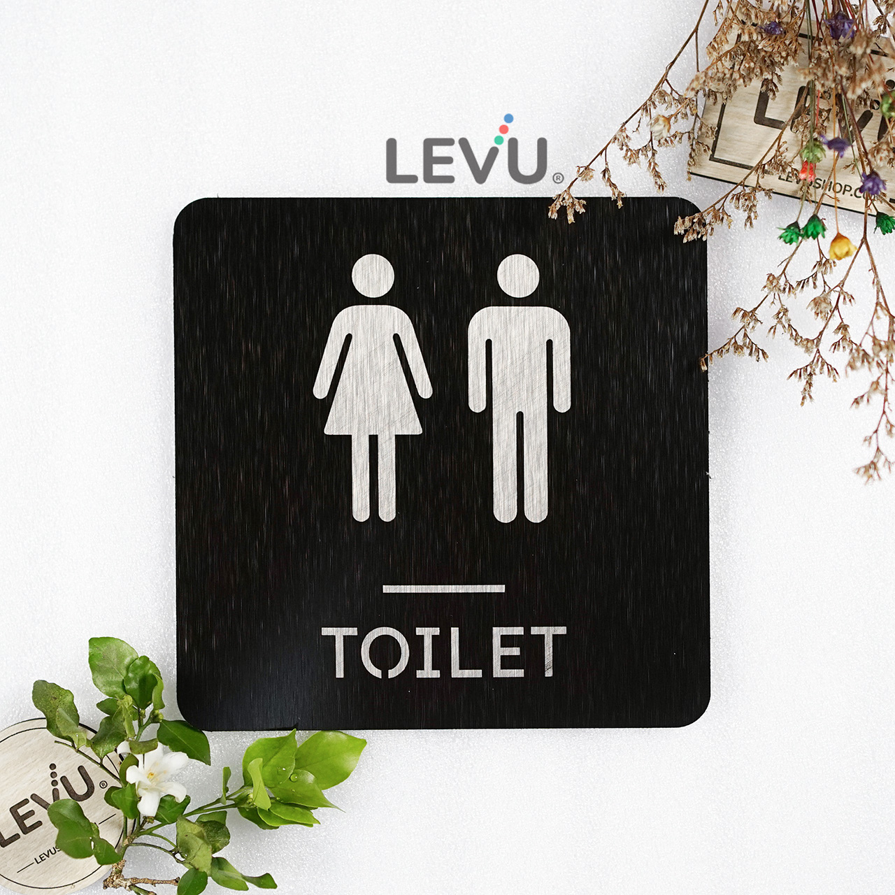 Bảng toilet bằng nhôm alu đen xước trang trí cửa khu vực nhà vệ sinh