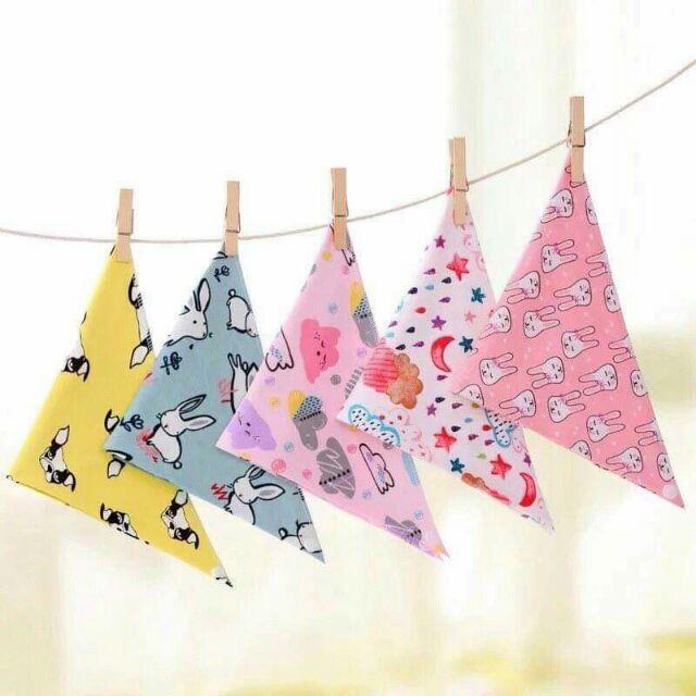 Khăn yếm tam giác cotton 2 cúc bấm