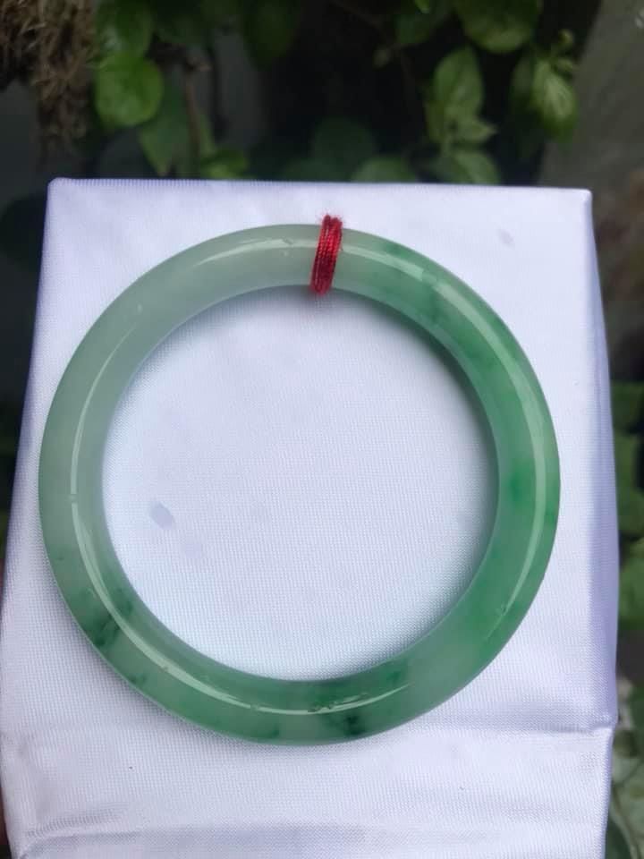VÒNG ĐÁ CẨM THẠCH TỰ NHIÊN MÀU TRẮNG XANH LÁ NHẸ BÓNG LÝ SƠN THỦY 50MM ĐẸP NỮ 50KG ĐẾ 60KG ĐEO ĐẸP TAY