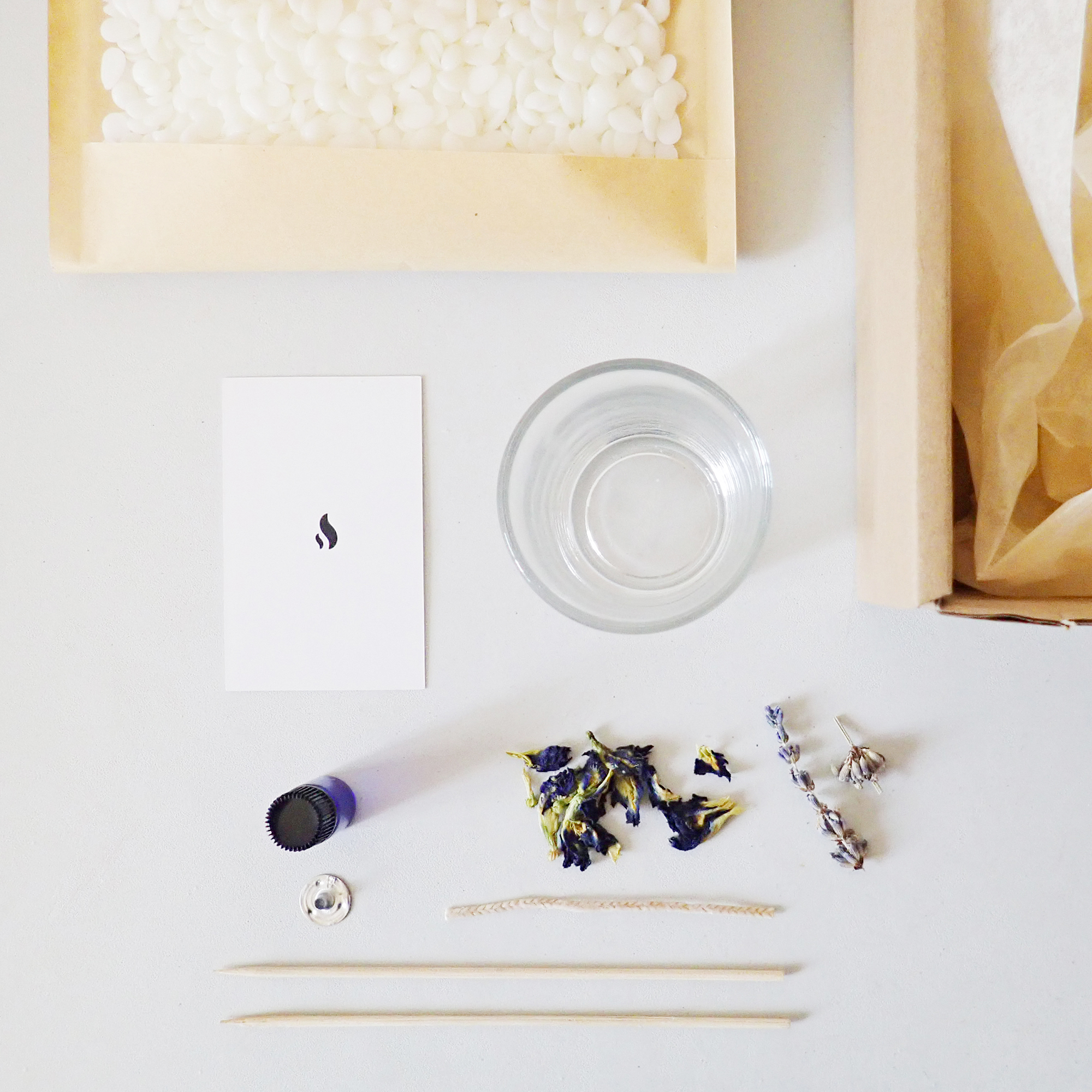 Bộ dụng cụ tự tạo nến DIY - Nến thơm sáp ong với hoa oải hương và hoa đậu biếc 150ml