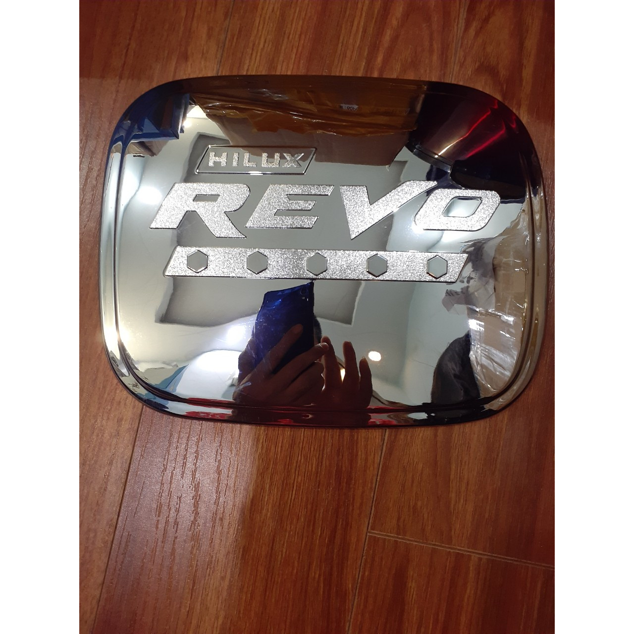 Ốp nắp bình xăng mạ Crom dành cho xe Toyota Hilux Revo