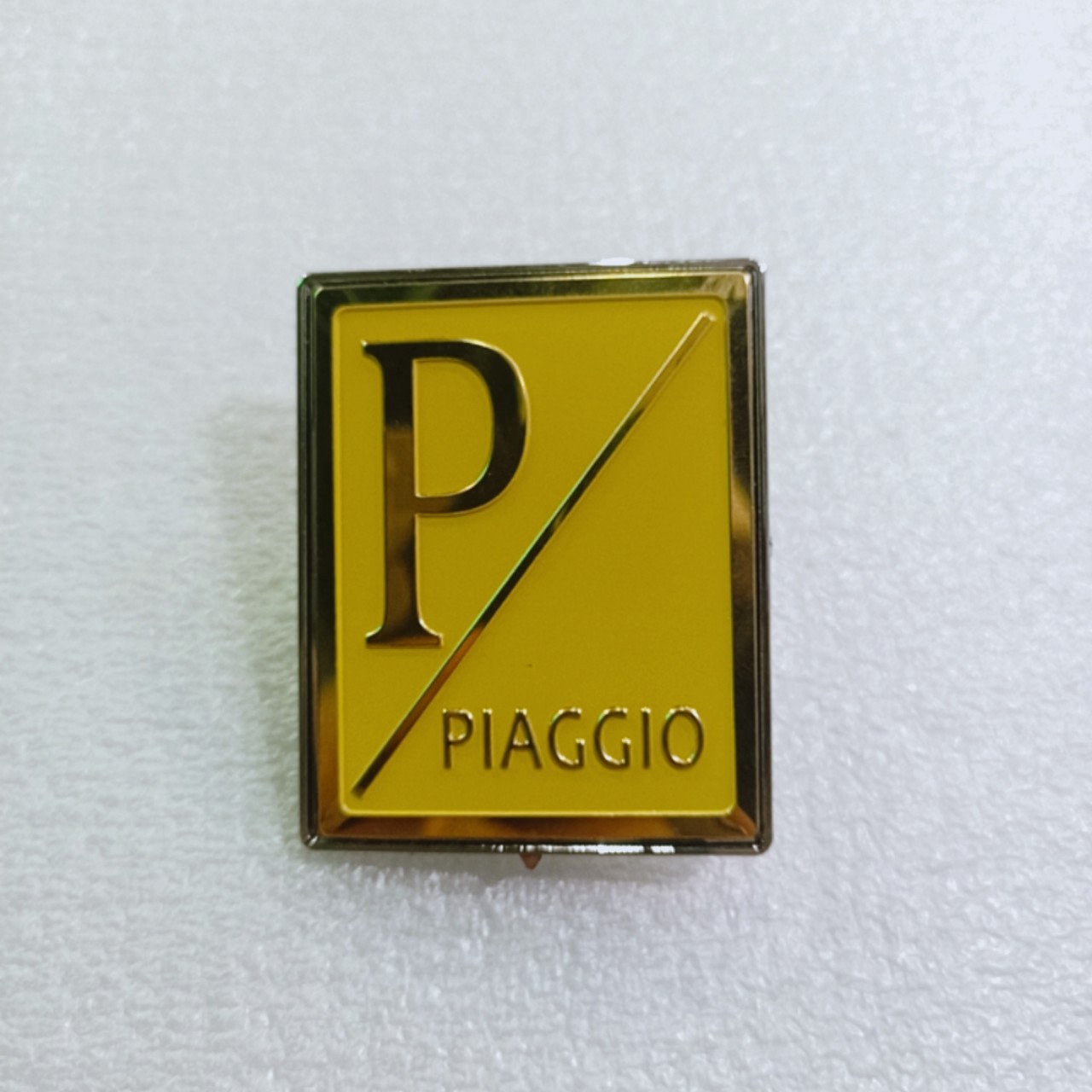 Logo dành cho xe Piaggio - Chữ P vàng nền vàng - 8832z.