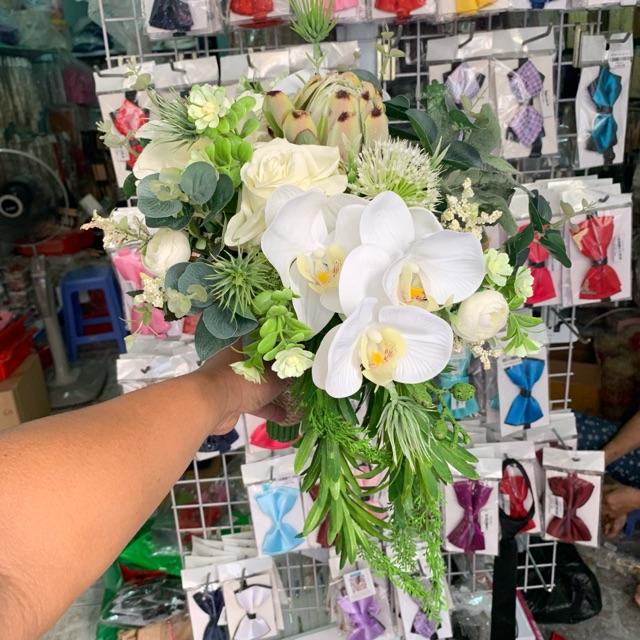 Hoa cầm tay cô dâu bó lớn kèm lan hồ điệp mẫu mới 2019