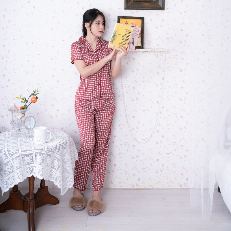 Bộ đồ Pyjama nữ, đồ mặc nhà lụa VILADY - B141 kiểu tay cộc quần dài họa tiết Ziczac chất liệu lụa Pháp - Màu đỏ