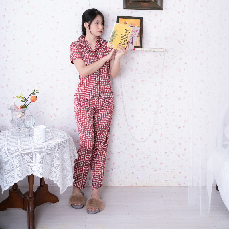 Bộ đồ Pyjama nữ, đồ mặc nhà lụa VILADY - B141 kiểu tay cộc quần dài họa tiết Ziczac chất liệu lụa Pháp (lụa latin) - Màu đỏ