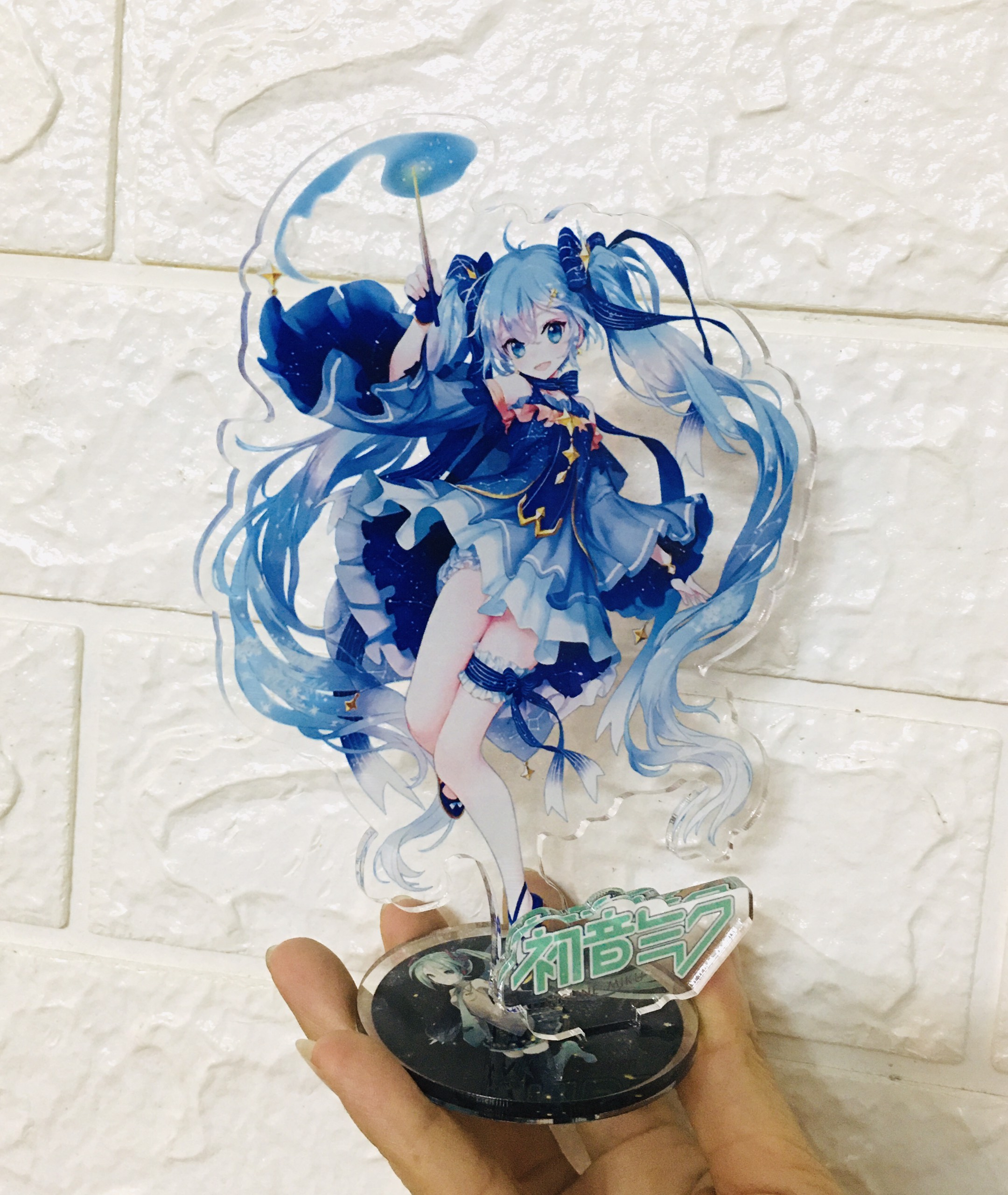 Standee tượng mica trong Hatsune Miku