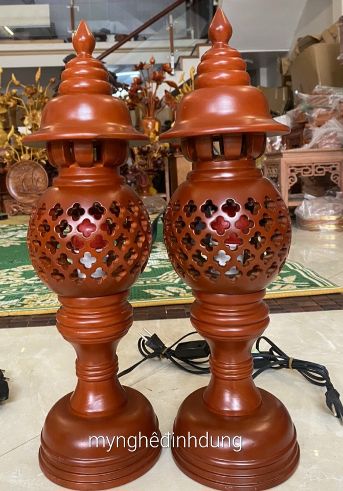 Cặp đèn thờ hình quả dứa bằng gỗ hương kt cao 41cm
