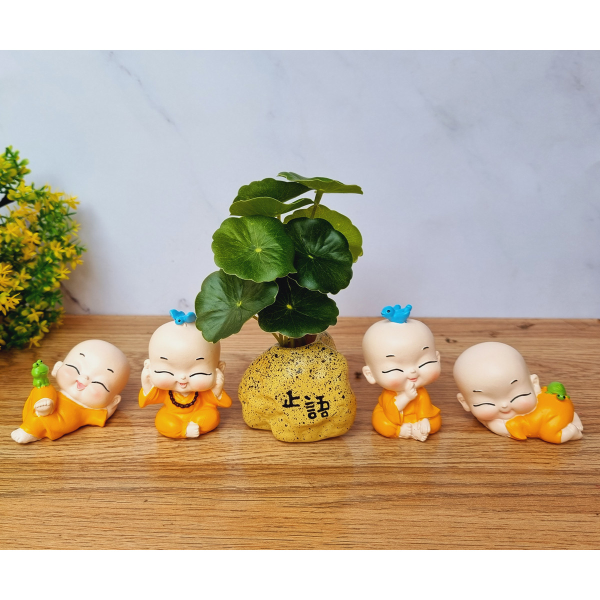 Bộ 04 chú tiểu nhí áo vàng sinh động kèm chậu lá sen giả trang trí - tặng kèm túi 50 xu vàng mini may mắn
