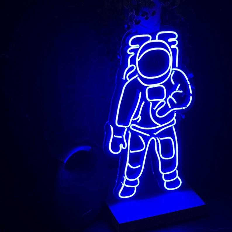 Đèn LED neon sign hình PHI HÀNH GIA | Saigonneonart | Sử dụng điện 12V | Chuyên dùng trang trí tường, trang trí phòng ngủ, trang trí nhà , trang trí quán coffee, trang trí cửa hàng